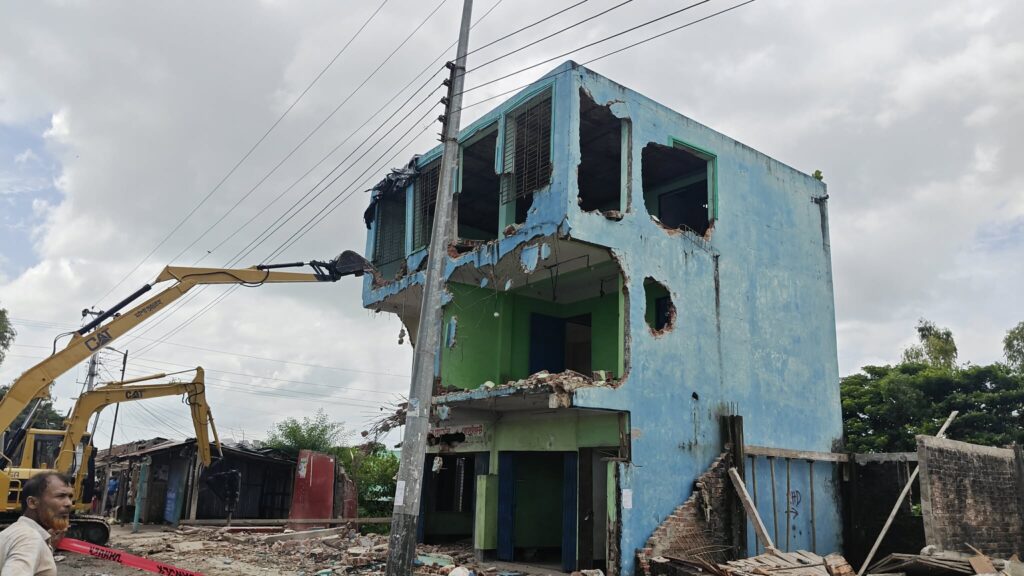 <span>অবৈধভাবে গড়ে উঠা  আ’লীগ নেতার অবৈধ স্থাপনা উচ্ছেদ / </span>কুতুবদিয়ায় অবৈধ স্থাপনা উচ্ছেদে সওজের অভিযান