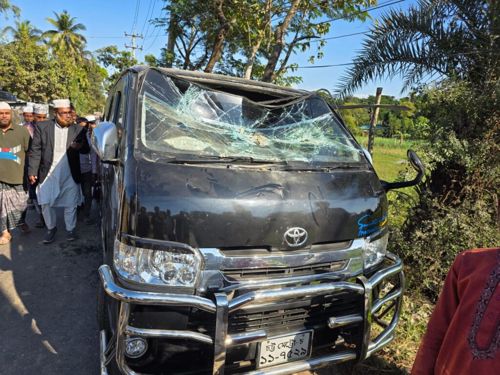 চকরিয়া বদরখালী সড়কে সামান্য হরণ দেওয়াকে কেন্দ্র করে রিয়াদের নেতৃত্বে গাড়ী ভাংচুর 