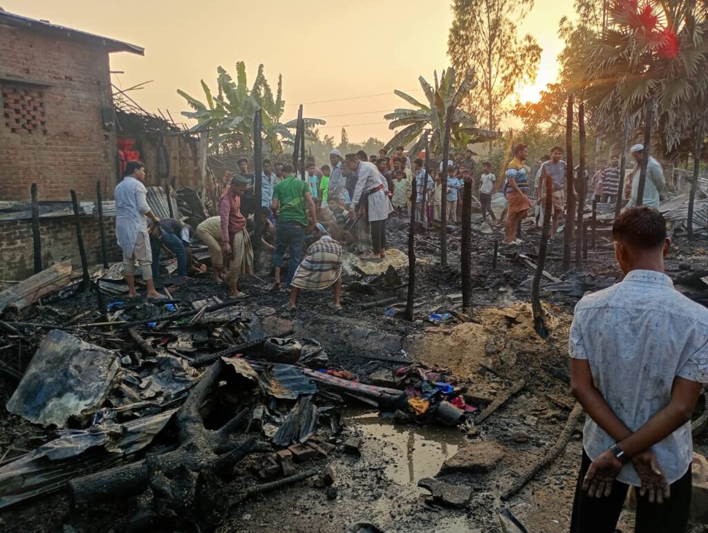 পেকুয়ায় অগ্নিকাণ্ডে ৪ বসতবাড়ি পুড়ে ছাই