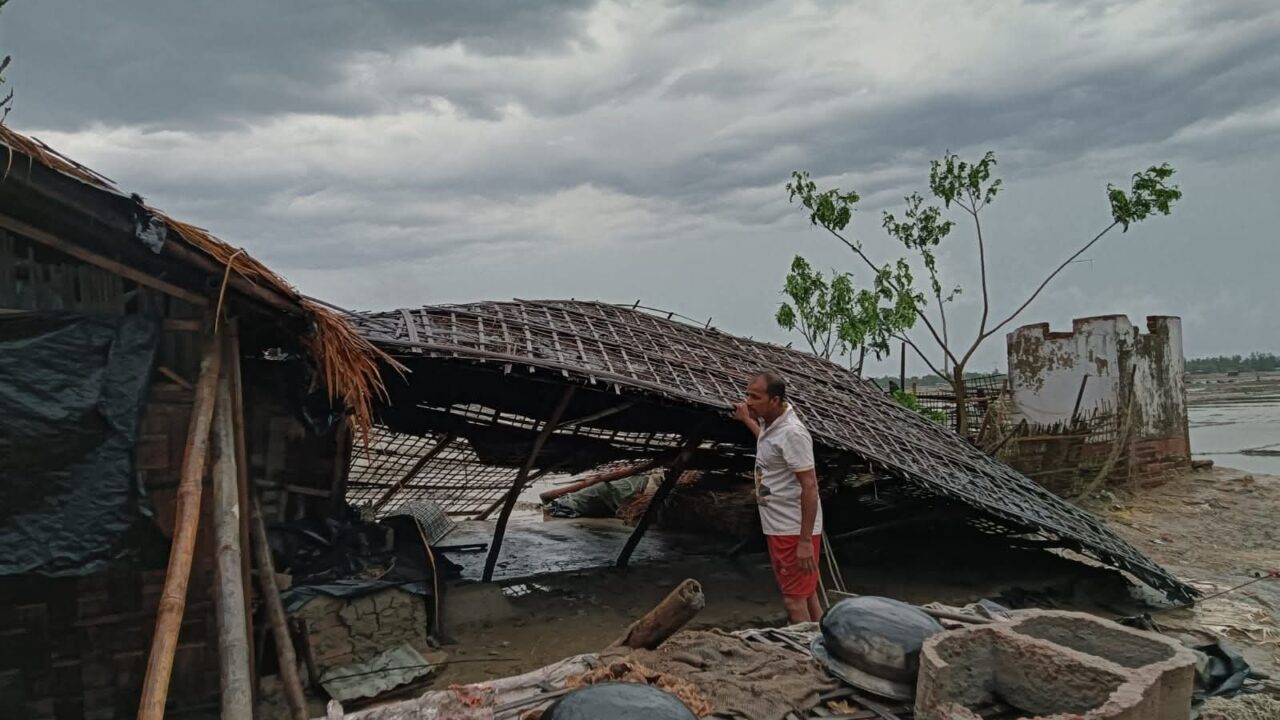 পেকুয়ায় কালবৈশাখী ঝড়ের আঘাতে অনেক পরিবার এখন খোলা আকাশের নিচে