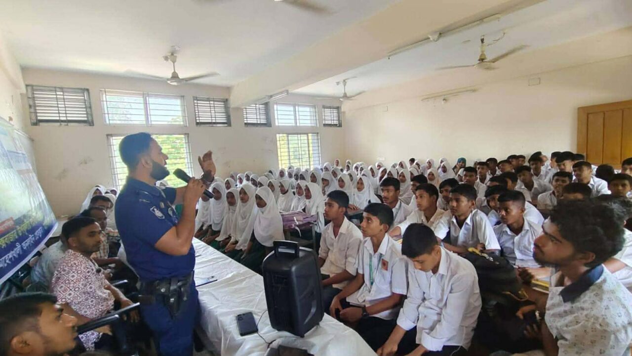 মহেশখালীতে ইউনুচখালীতে শিক্ষার্থীদের সাথে পুলিশের মাদক-জুয়া ও ইভটিজিং প্রতিরোধে সমাবেশ