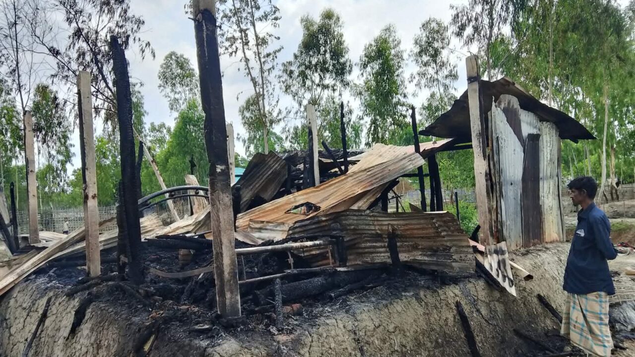 পেকুয়ায় বিদ্যুতের শর্ট সার্কিটে দিনমজুরের বসতঘর পুড়ে ছাই