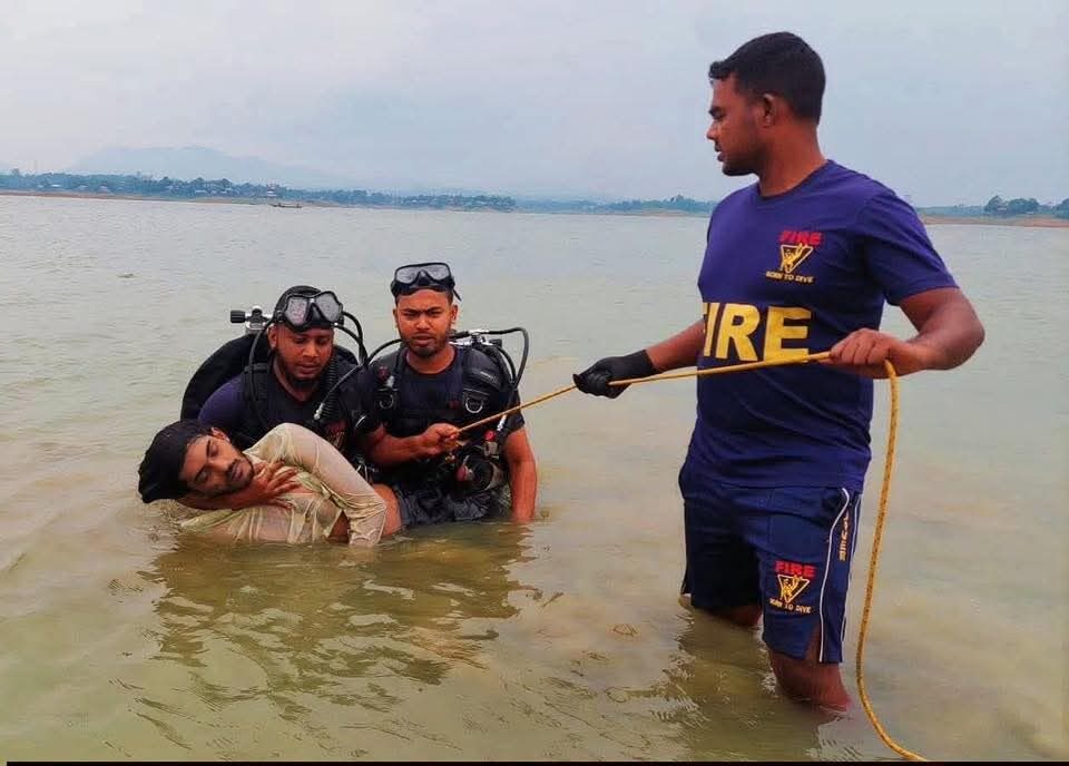 পেকুয়া নন্দীরপাড়ায় আগুনে পুড়ে ক্ষতিগ্রস্ত তিনটি পরিবারের মাঝে আর্থিক সহায়তা প্রদান