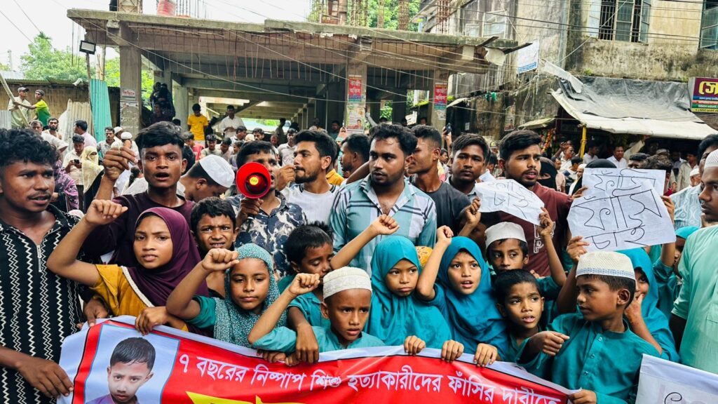 জুলাই  গণঅভ্যুত্থানের শহীদ ওয়াসিমের কবর জিয়ারত করেন প্রধানমন্ত্রী